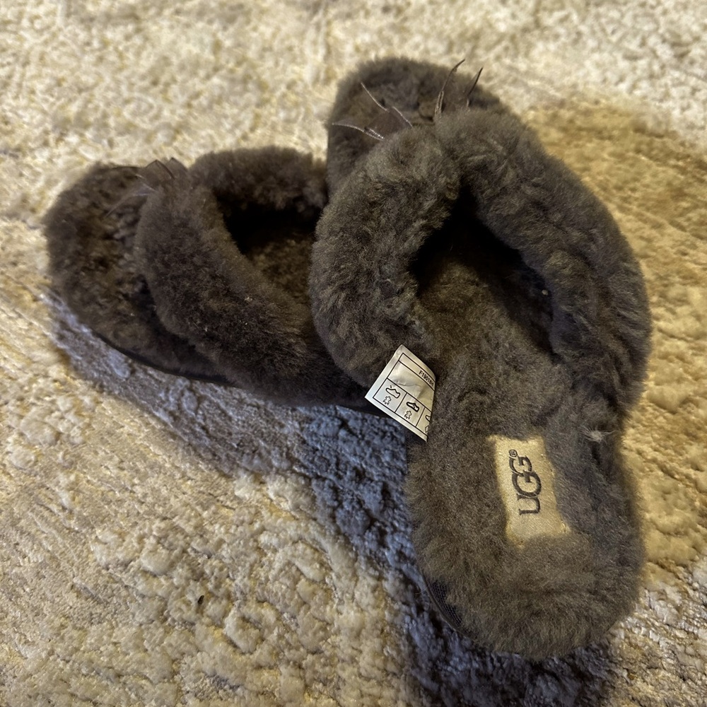 UGG - Fluff Flip Flop III (Grey) Women’s Slippers size 8.